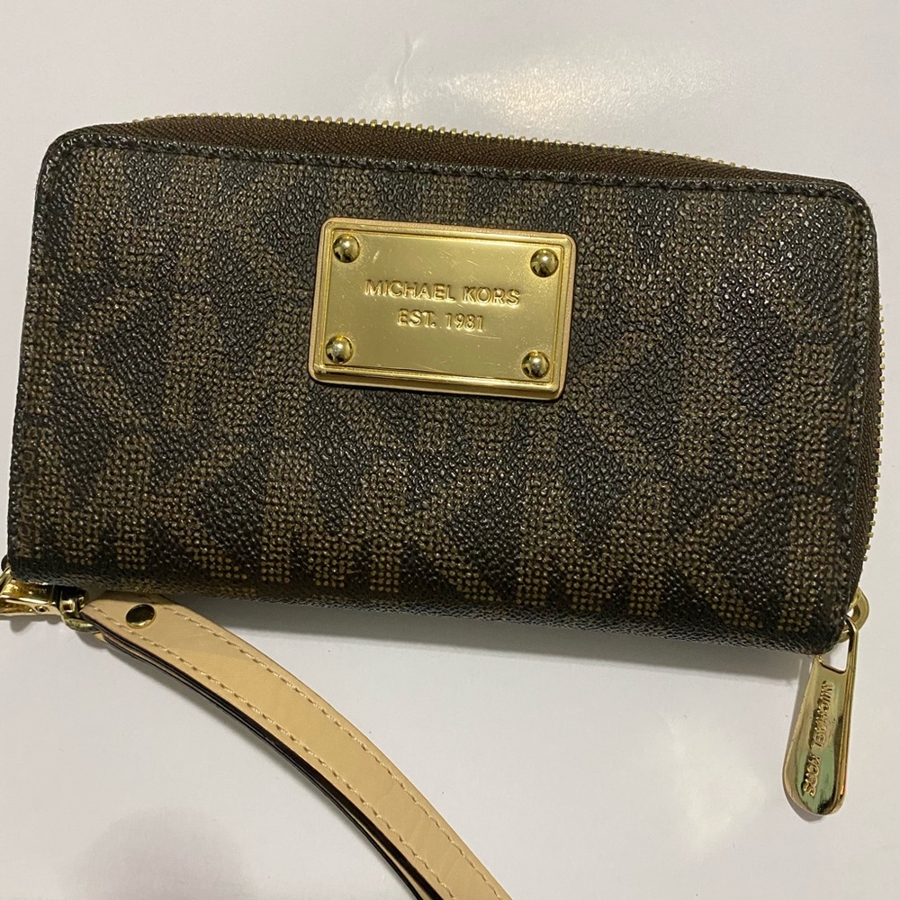 Like new! Michael Kors wristlet